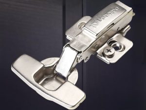 3D петля UNIHOPPER с доводчиком накладная, 45 мм СКВОЗНОЙ ВИНТ планка (Н0-Н2 мм) с дек.накладкой