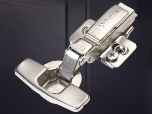 3D петля UNIHOPPER Без доводчика полунакладная, 45 мм с дек.накладкой